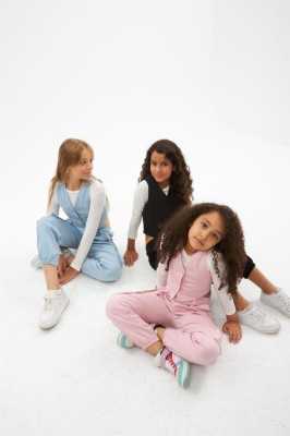 Hilal Akıncı Kids Kız Çocuk Kot Yelek Beyaz Body Kargo Cepli Pantolon 3'lü Takım HA-240 Hilal Akıncı Kids Kız Çocuk Kot Yelek Beyaz Body Kargo Cepli Pantolon 3'lü Takım HA-240